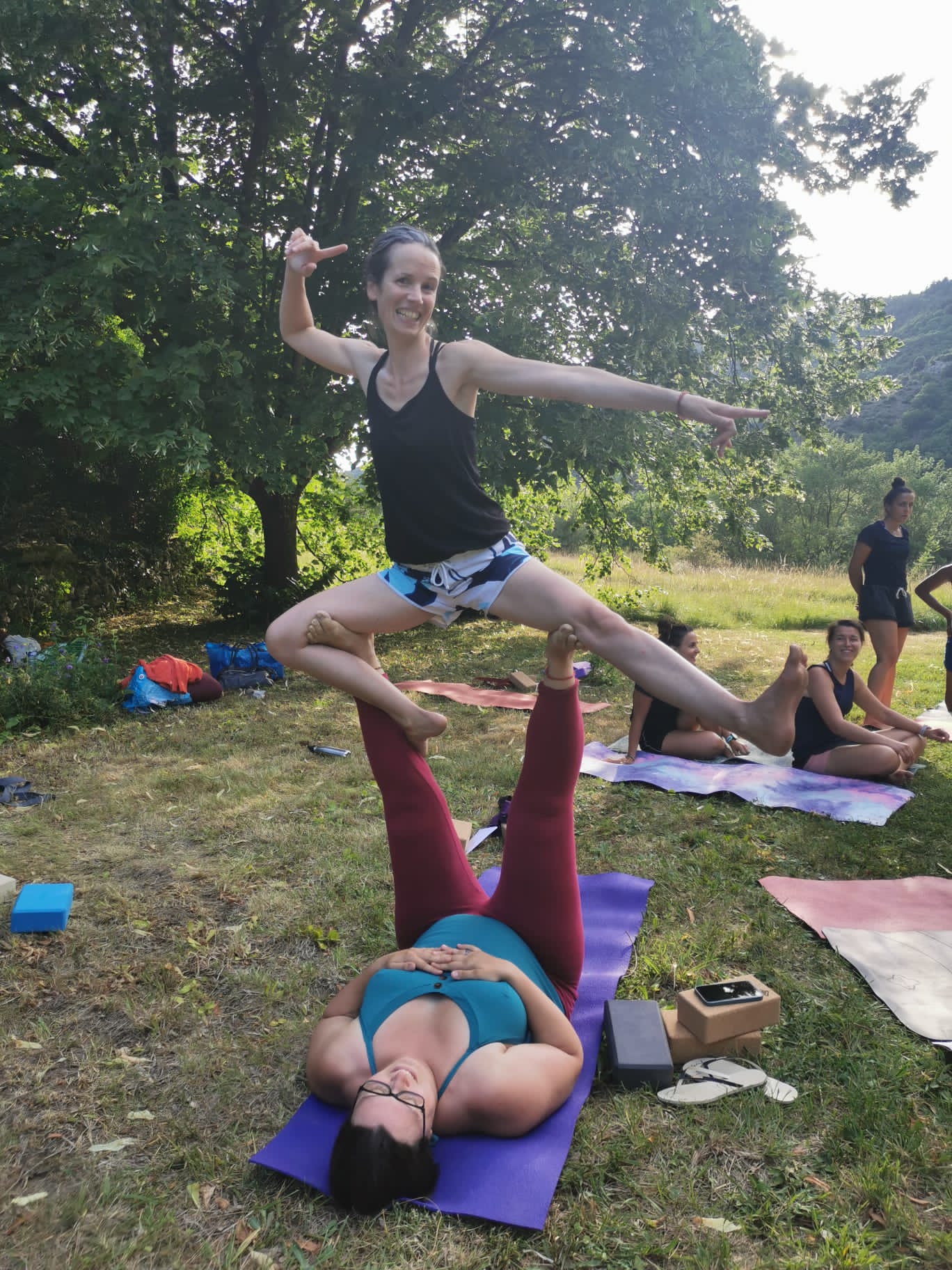 Exercice de yoga en pleine nature avec Anh et Aliénor lors de la formation.