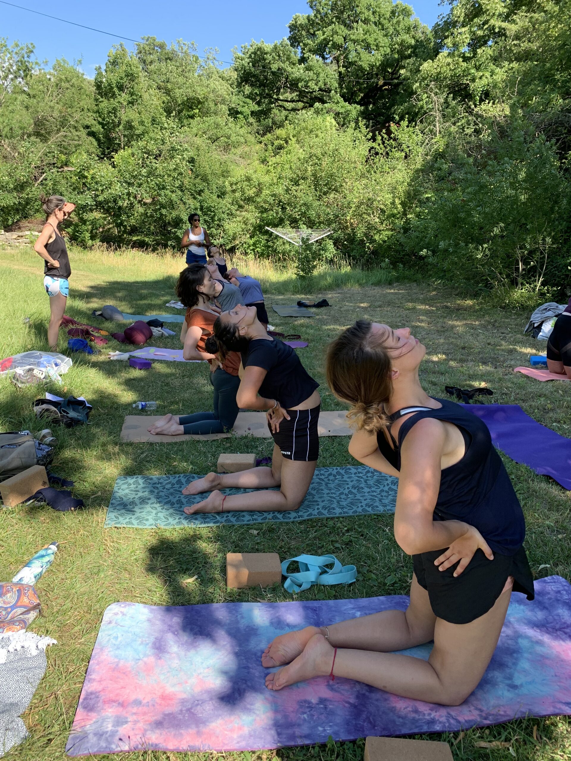Groupe de stagiaires pendant un exercice de yoga en pleine nature lors de nos week-ends rencontres.