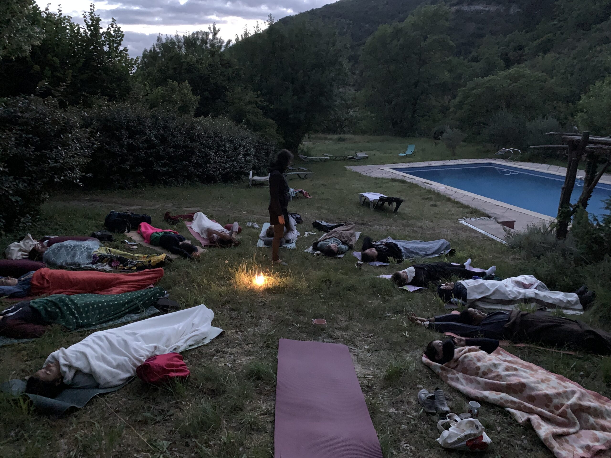 Exercice de relaxation à la tombée de la nuit lors de nos week-ends de formation.